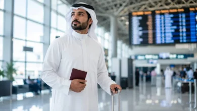 هل مسموح السفر إلى سوريا للسعوديين في 2026؟ دليل التصاريح والتأشيرة والرحلات المباشرة 22 صورة مسافر سعودي في المطار ضمن مقال هل مسموح السفر إلى سوريا للسعوديين